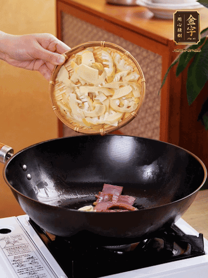 油熱，下蒜末、火腿煸炒出香味，再下筍片微微翻炒