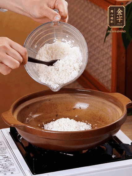 砂鍋中倒入煎羊肚菌的油，涂勻。加入提前浸泡過1小時(shí)的生米，再加入和生米齊平的水,,蓋蓋子，大火煮沸后轉(zhuǎn)小火煮至水分微干