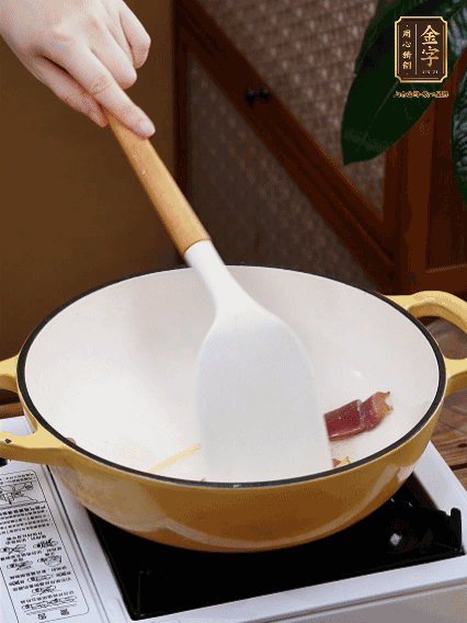 油熱，姜絲、火腿微微煸出香味