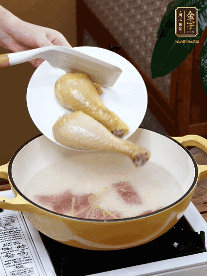 倒清水，放雞腿，大火煮開轉(zhuǎn)中小火煮20分鐘